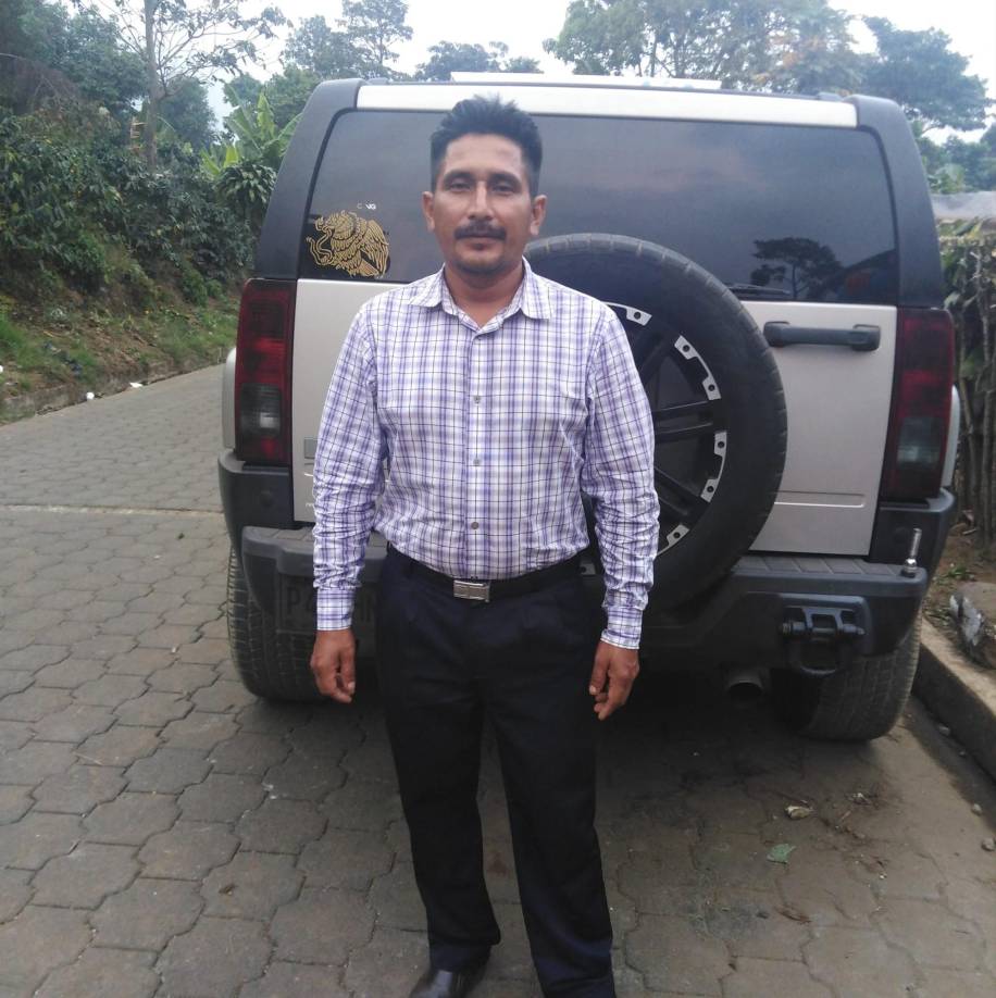 Con la camisa ensangrentada, y el rostro desencajado, regresó a la transmisión y les dijo a sus seguidores: “Me van a disculpar hermanos, aquí hubo un disparo, un percance aquí, me van a perdonar”.