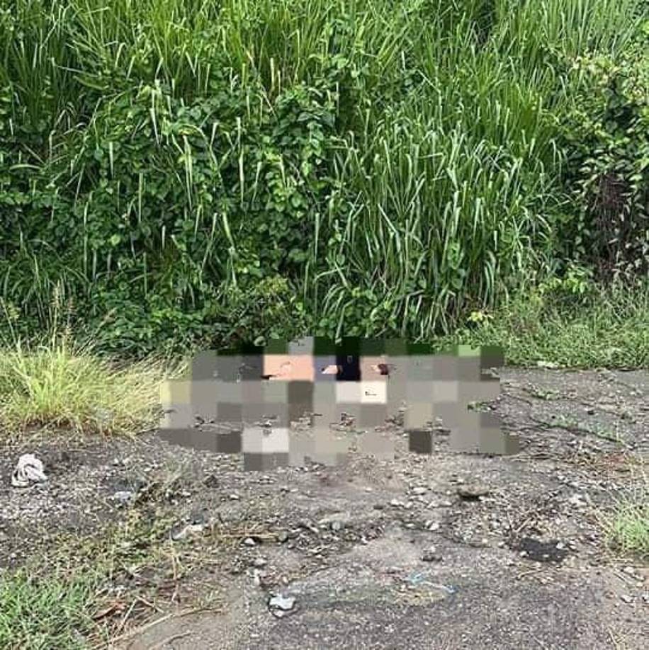 El cuerpo de Karol quedó carce de la maleza, andaba con short y blusa negra.