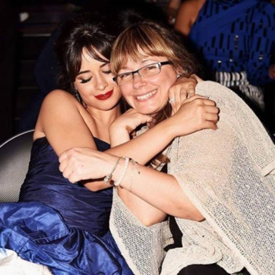 Camila llegó acompañada de su mamá, Sinuhe Cabello, quienes demostraron lo unidas que son.