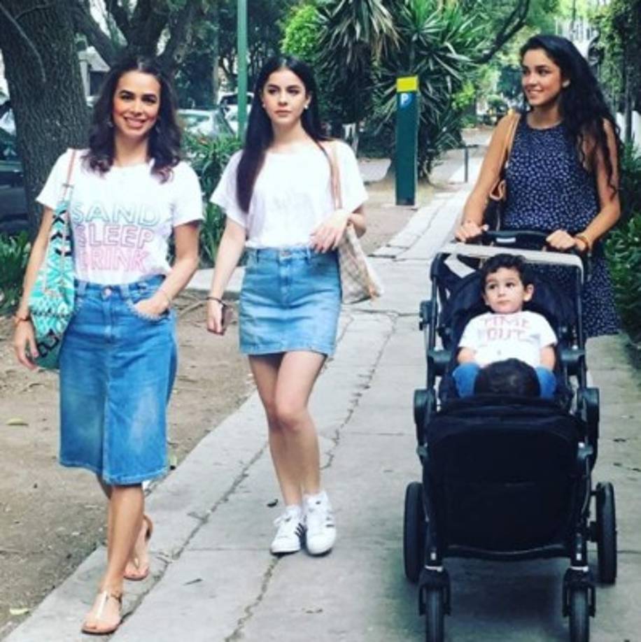 Esta imagen de la actriz caminando junto a sus hijas causó revuelo ya que muchos comentaron que parece hermana de ellas.