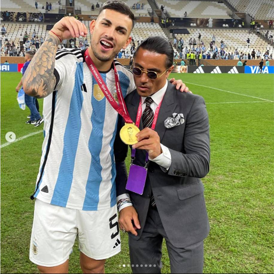 En su cuenta de Instagram, Salt Bae publicó una serie de fotografías posando con los campeones del mundo.