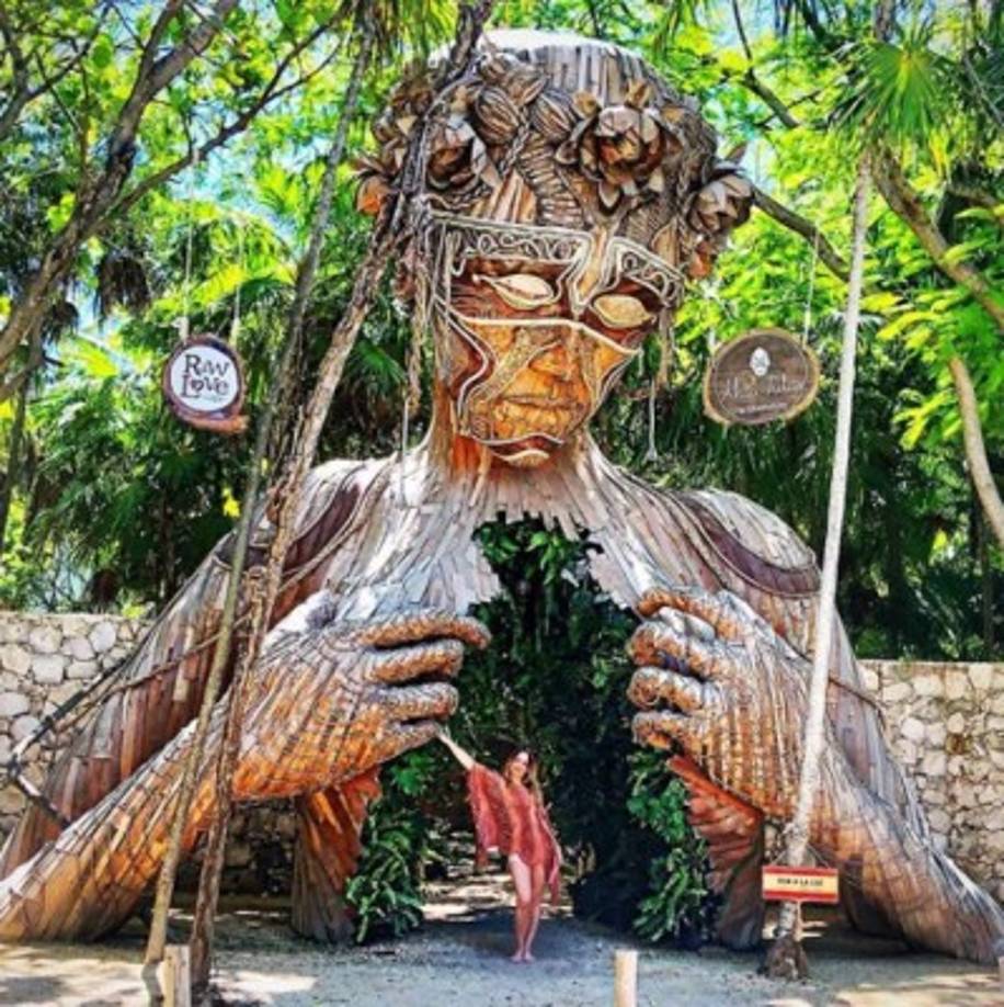 A través de su cuenta oficial de Instagram, la conductora compartió una serie de fotografías en las que dejó ver que sus pequeñas heredaron su belleza física y acabó una vez más con los rumores, que desató Alfredo Adame, en los que aseguran que su matrimonio con Erik Rubín estaba en crisis.<br/><br/>