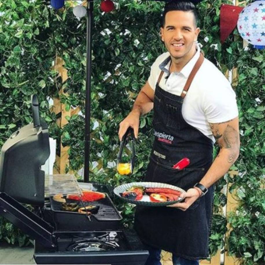 Descubrió su amor por la cocina trabajando con una línea de productos del rubro. Con mucho esfuerzo, ayuda y algunas deudas adquiridas puso su primer restaurante de sushi: Ikura.