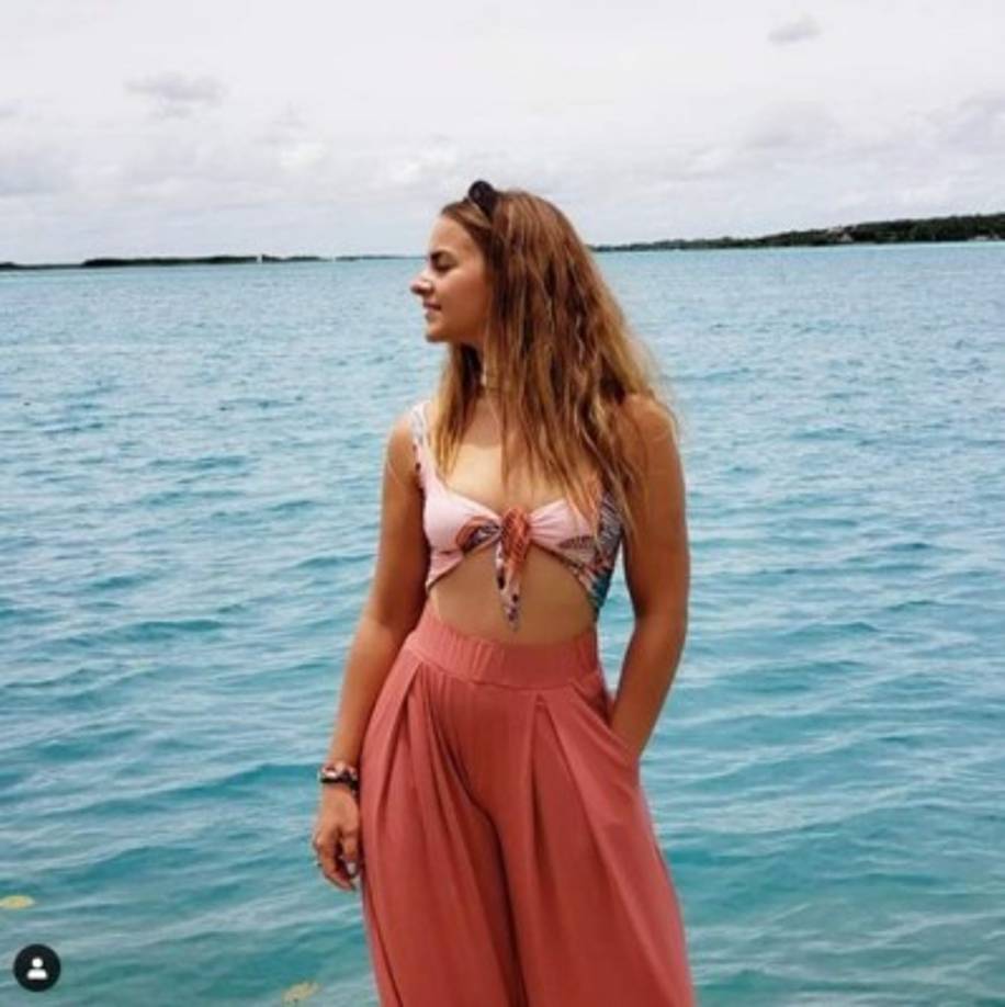 La hermana de Danna cuenta con más de 65 mil seguidores en Instagram quienes le escriben múltiples por su escultural figura.