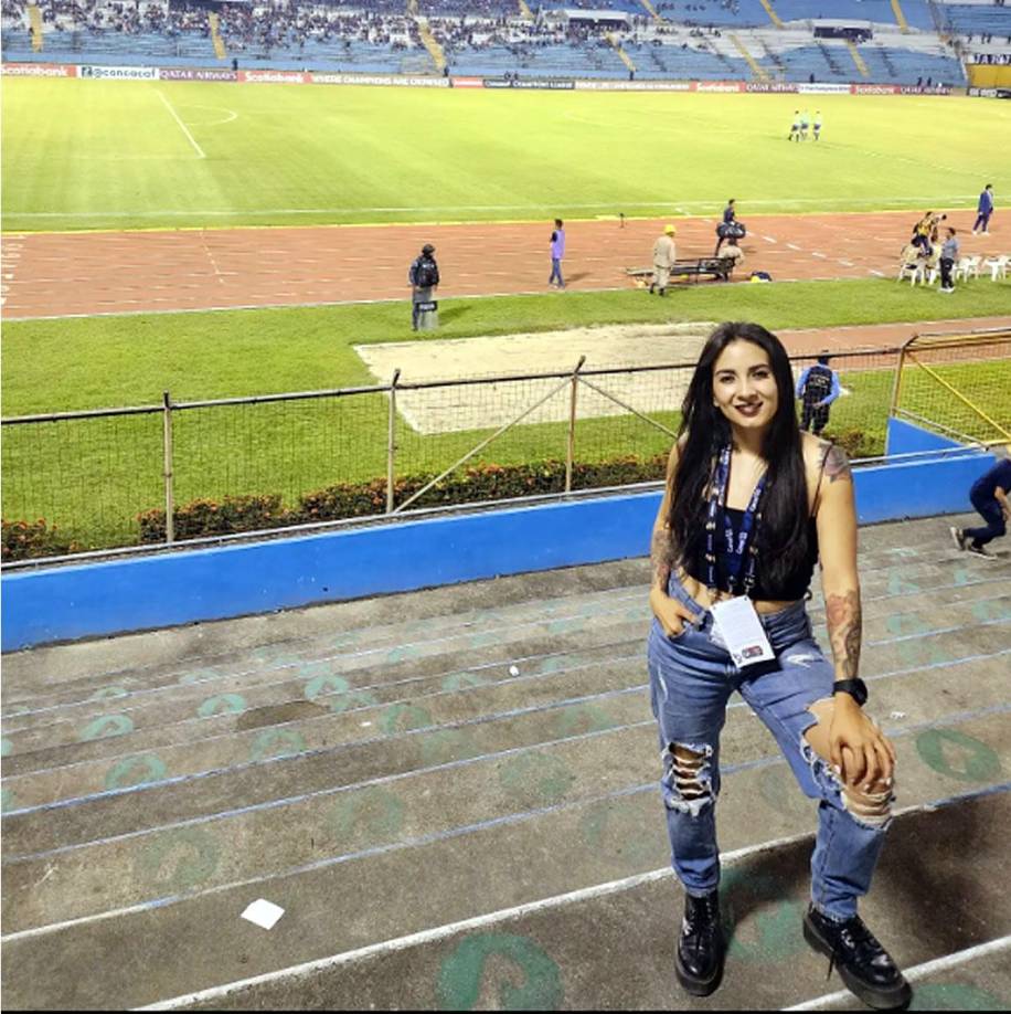 La periodista deportiva Rosa Alvarado, de Canal 11, estuvo presente en el estadio Olímpico durante el partido Motagua-Pachuca.