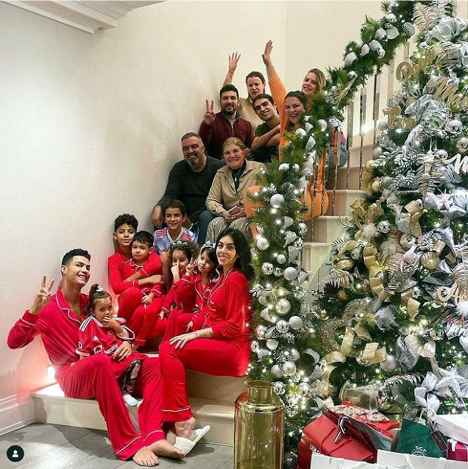 Cristiano Ronaldo junto a toda su familia. “Con todo el corazón, ¡les deseo a todos una Feliz Navidad!”, escribió el futbolista portugués.