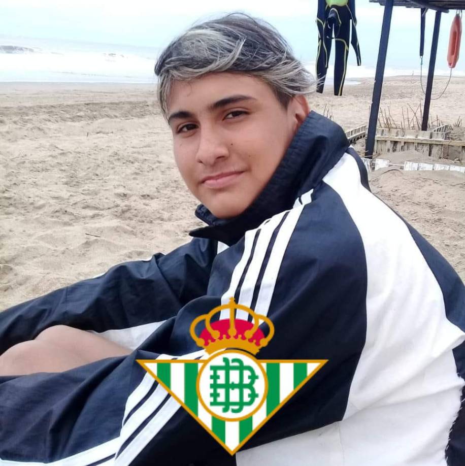 Al llegar al domicilio ubicado en Francisco Narciso de Laprida y Talcahuano, los agentes encontraron el cuerpo de María Roxana con heridas mortales en el cuello y cortes en las manos, indicativos de defensa.