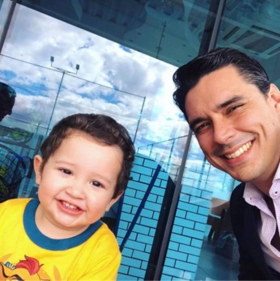 El joven Kilvett Bertrand mostró con orgullo a su pequeño hijo 'Ser tu padre es lo más bello que Dios me pudo dar en mi vida TE AMO, TE AMO, TE AMO', dijo en sus redes sociales.