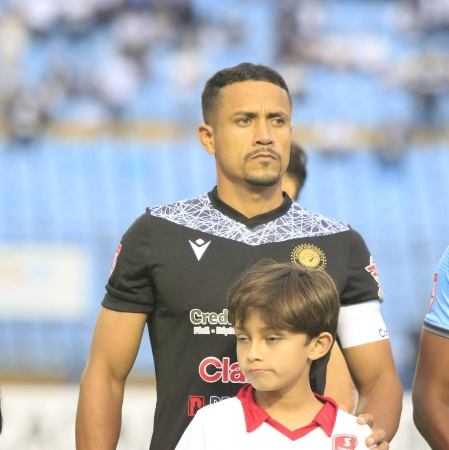 Erick Tellez - El defensa nicaragüense lució seguro en la zona baja del Diriangén que impresionó con el triunfo (0-1) de visita contra el Comunicaciones en Ciudad de Guatemala. El jugador fue uno de los grandes motivos para mantener su arco invicto, tuvo tres recuperaciones y completó el 100 porciento de sus pases, para ayudar a su club a conseguir su primera victoria en Liga Concacaf.