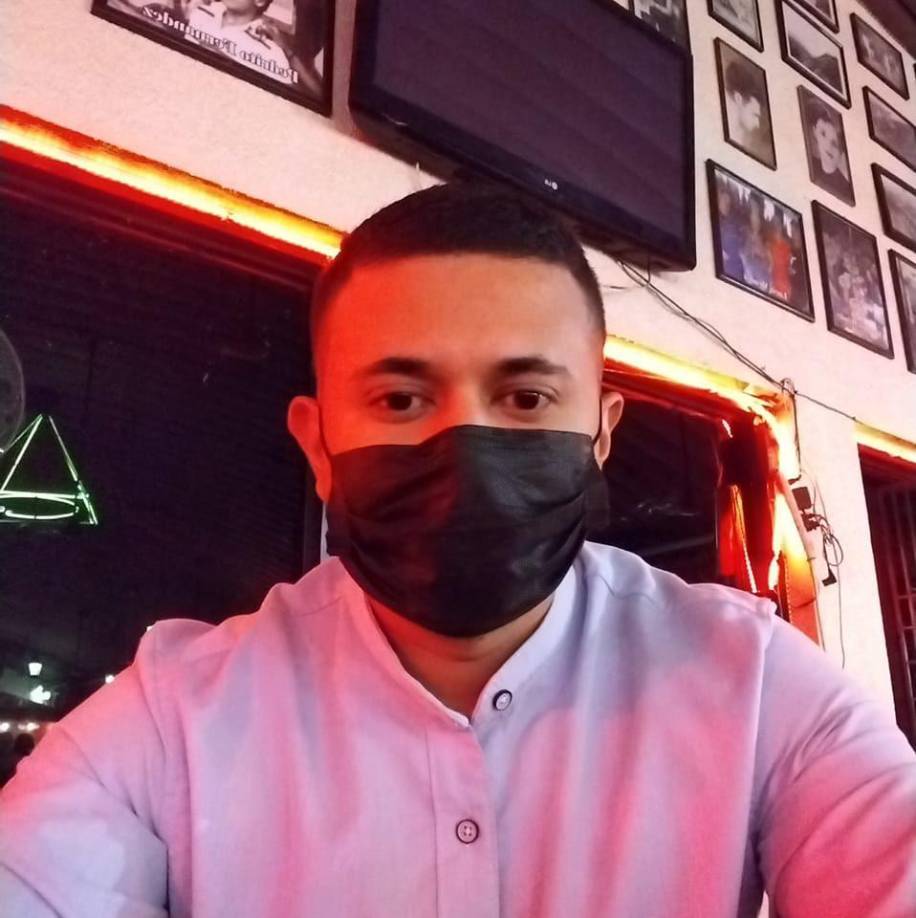 El cuerpo del policía hondureño quedó al interior de un pickup verde cerca de una milpa de maíz.