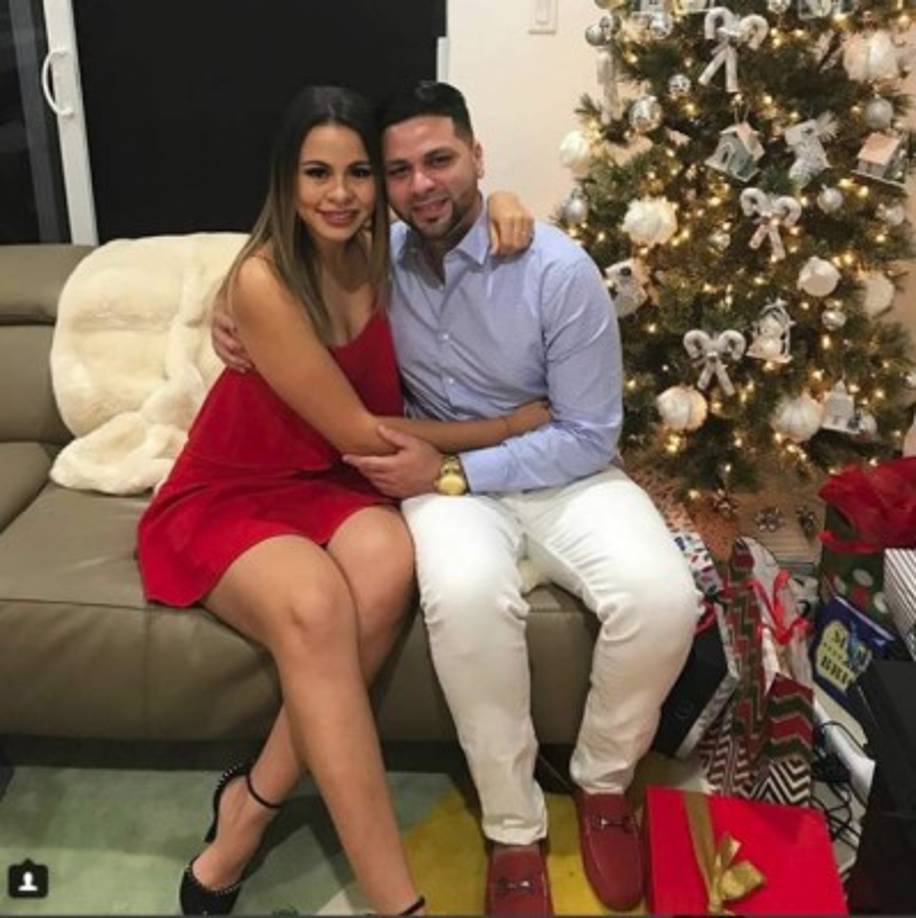 'Faltaba la foto con mi favorito... Amorsote', escribió la bloguera hondureña Ana Alvarado 'Lipstickfables', en una foto con su esposo Jorge Cordero.