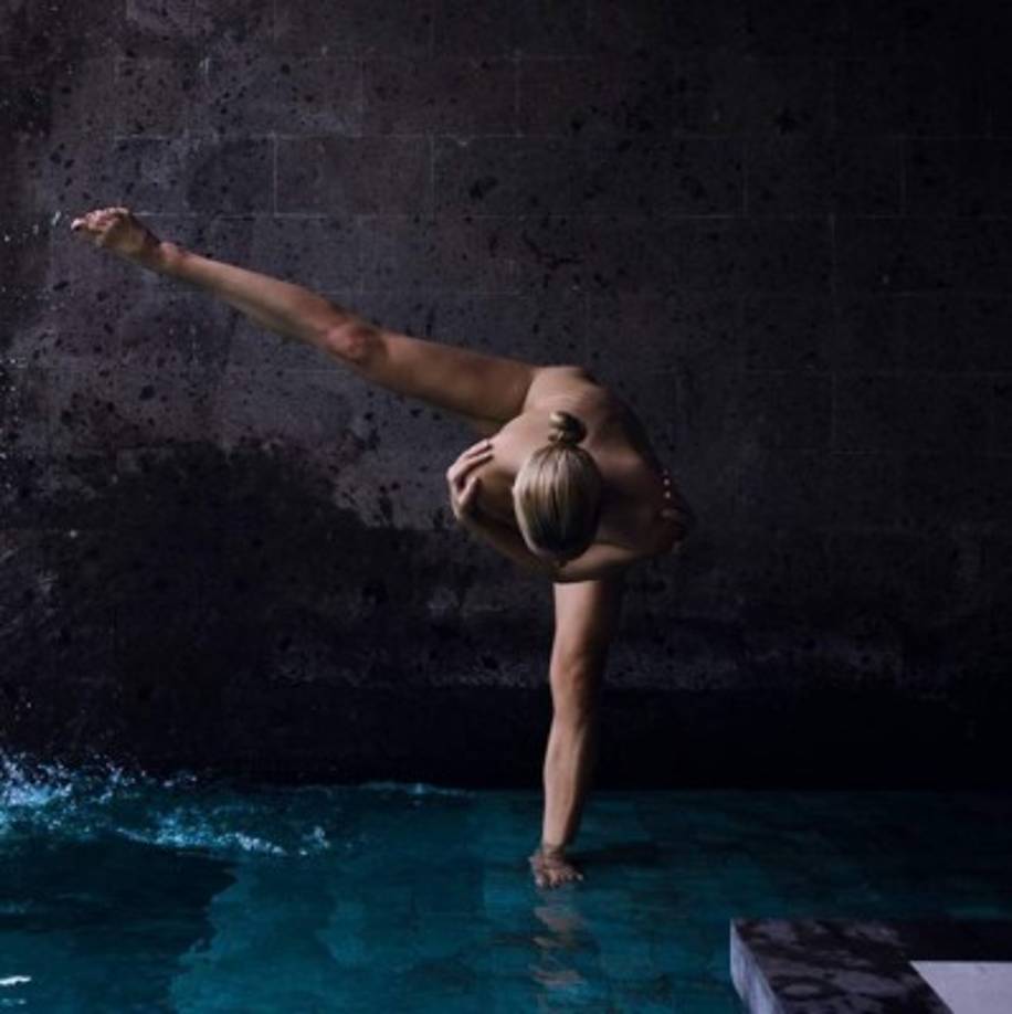 <br/><br/>El yoga es una disciplina, más que un deporte, porque no trata solo de cultivar el cuerpo, sino también la mente, y el alma. El yoga nació en la India y es una práctica de meditación muy común en el hinduismo.