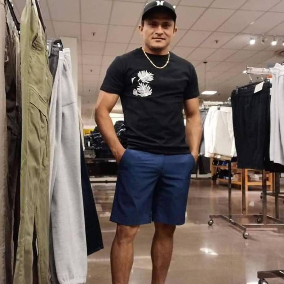 El ‘Ñangui‘ tiene 6 hermanos en total, 4 varones y 2 hembras. Sus padres son Juan Antonio Cardona y Santa Isabel Hernández. Durante su estadía en Estados Unidos perdió a su tío José Antonio Cruz.