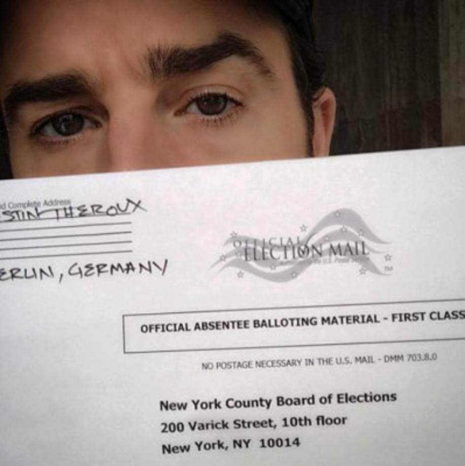 Justin Theroux, pareja de Jennifer Aniston, también cumplió con su voto.