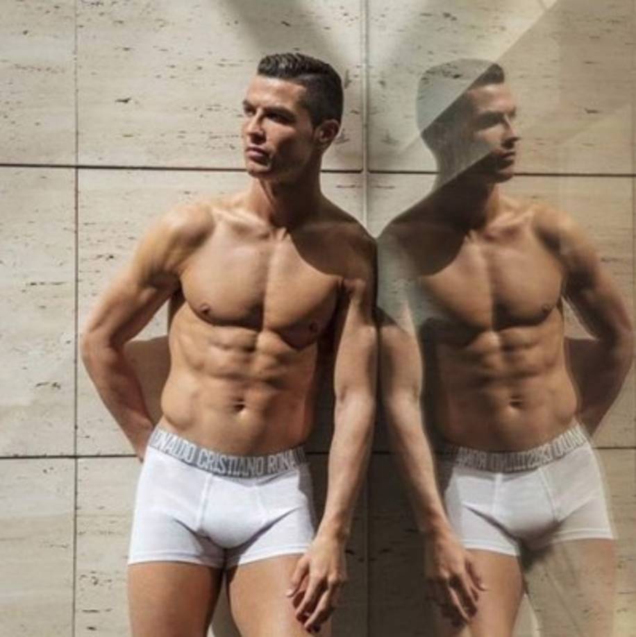 El delantero del Real Madrid también es modelo de varias casas de moda y empresas publicitarias. CR7 presume su escultural figura en sus redes sociales donde acumula más de 131 millones de seguidores.