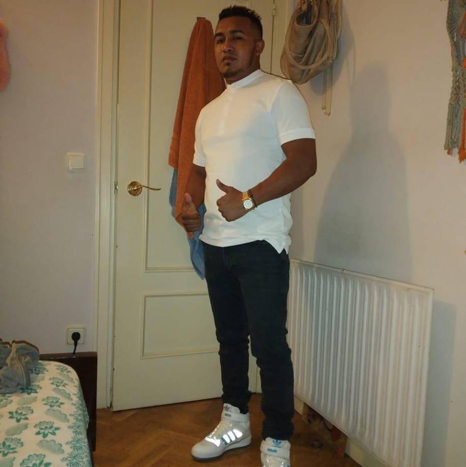 “El Negro”, como le dicen sus amigos, mide alrededor de 1,62 metros y es de complexión delgada. 