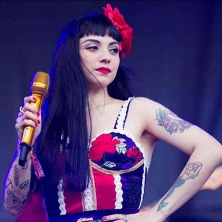 Discos de estudio:<br/>2003: La chica de Rojo (como Monserrat Bustamante)<br/>2011: Desechable<br/>2013: Tornasol<br/>2015: Mon Laferte, vol. 1<br/>2017: La trenza