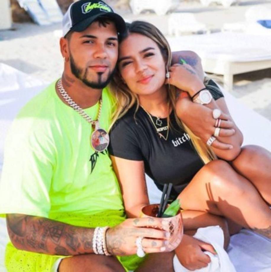 Cantante: Anuel AA <br/>Novia: Carolina Giraldo Navarro, conocida como Karol G<br/>Originaria: Colombia<br/>Profesión: Cantante