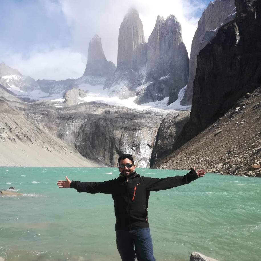 Destacando que lo realizó tras un primer intento en 2022 y que su perseverancia lo llevó a lograr esta increíble hazaña en el desierto de Atacama.