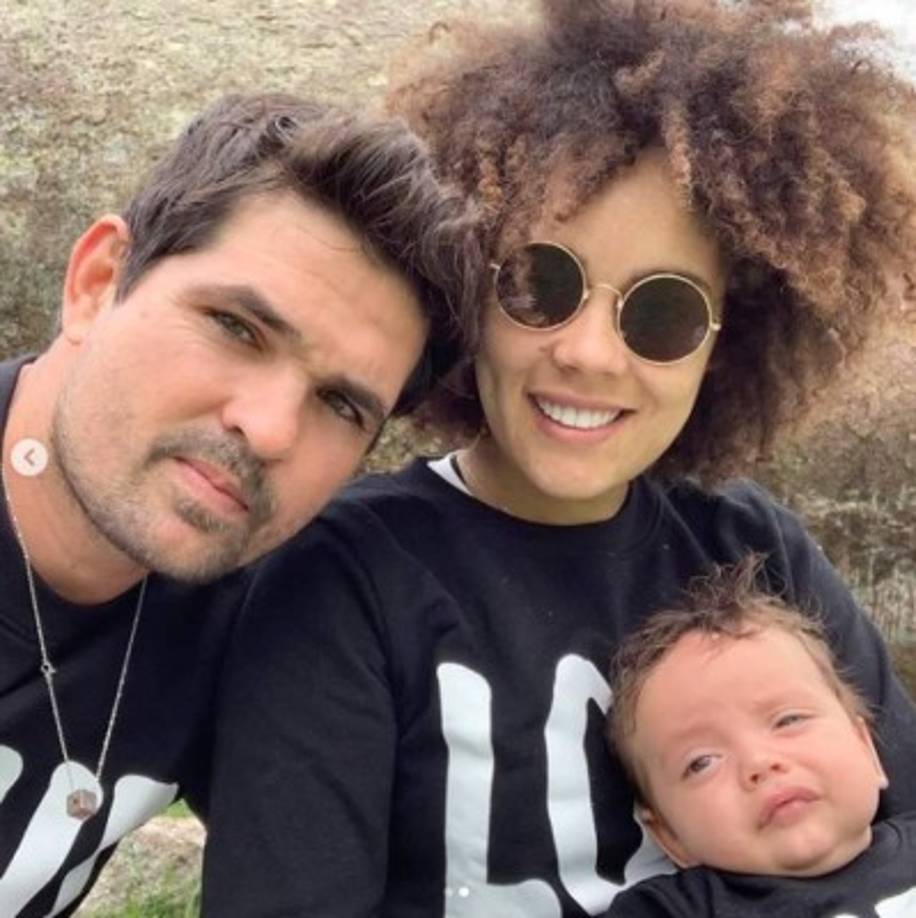 A pesar de ello, ha tratado de retomar poco a poco su vida realizando actividades junto a su hijo Tadeo y su esposa, quien también recibió duras críticas durante la misa que le realizaron a su fallecido bebé.