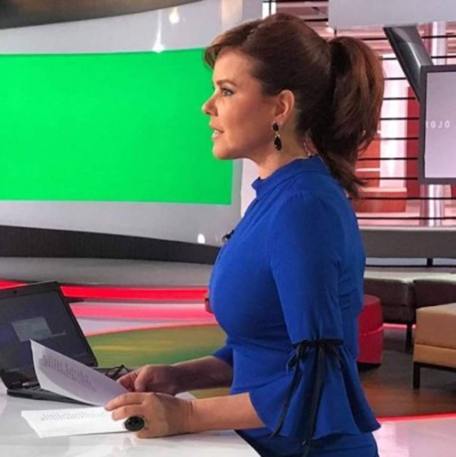 '¿Les gusta el look de hoy? Para complacer a los que me dicen que tengo que cambiar de vez en cuando. ¿Ven? Leo sus mensajes y les hago caso...😘', escribió la periodista.