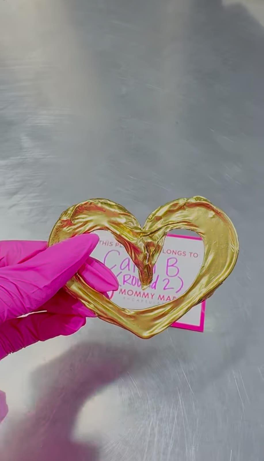 Cardi B convierte su cordón umbilical en una lujosa joya