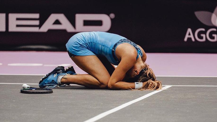 Yastremska finalizó el partido arrodillada entre lágrimas.