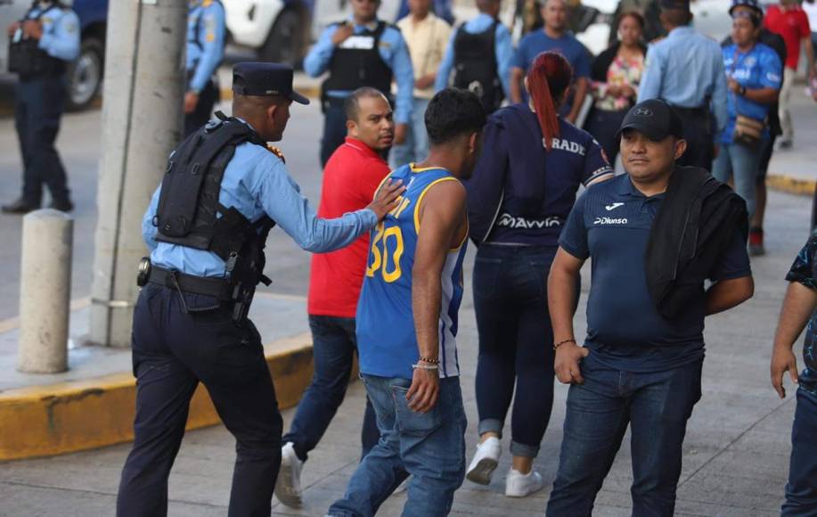 La Policía Nacional detuvo al aficionado que llegó vestido con camiseta de equipo de la NBA.