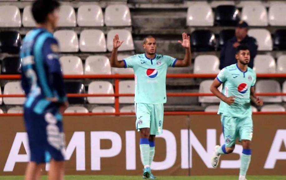 La celebración de Eddie Hernández tras marcar su gol de penal ante Pachuca y que le dio la clasificación al Motagua a cuartos de final de la Concachampions.