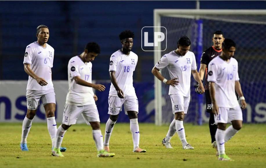 Las caras tristes de los jugadores de Honduras tras el final del primer tiempo del partido.