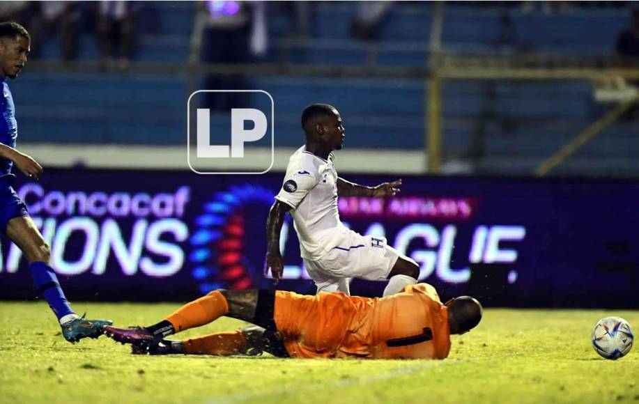 Edwin Solani Solano buscó el penal en esta acción con el portero Eloy Room.