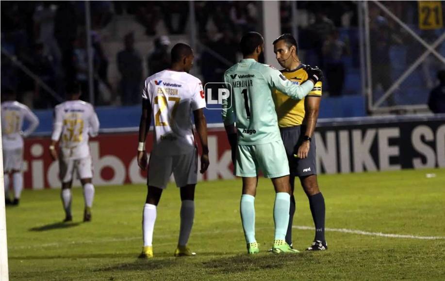 El árbitro guatemalteco Mario Escobar le llamó la atención a Edrick Menjívar y le pidió que no perdiera tiempo.