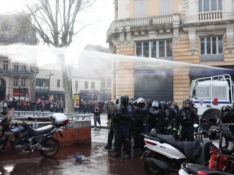 La manifestación de este jueves contra la reforma de las pensiones en París se vio empañada por duros enfrentamientos entre elementos violentos y las fuerzas del orden, la destrucción de mobiliario urbano y de escaparates comerciales.
