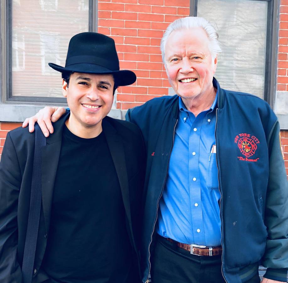 Jon Voight, padre de la famosa actriz, Angelina Jolie, quien estudió con los maestros John Mace y Richard Dorr. “Cuando se dio cuenta que yo era el único becado por los maestros, nos hicimos buenos amigos”, afirma el tenor Marco Matute.