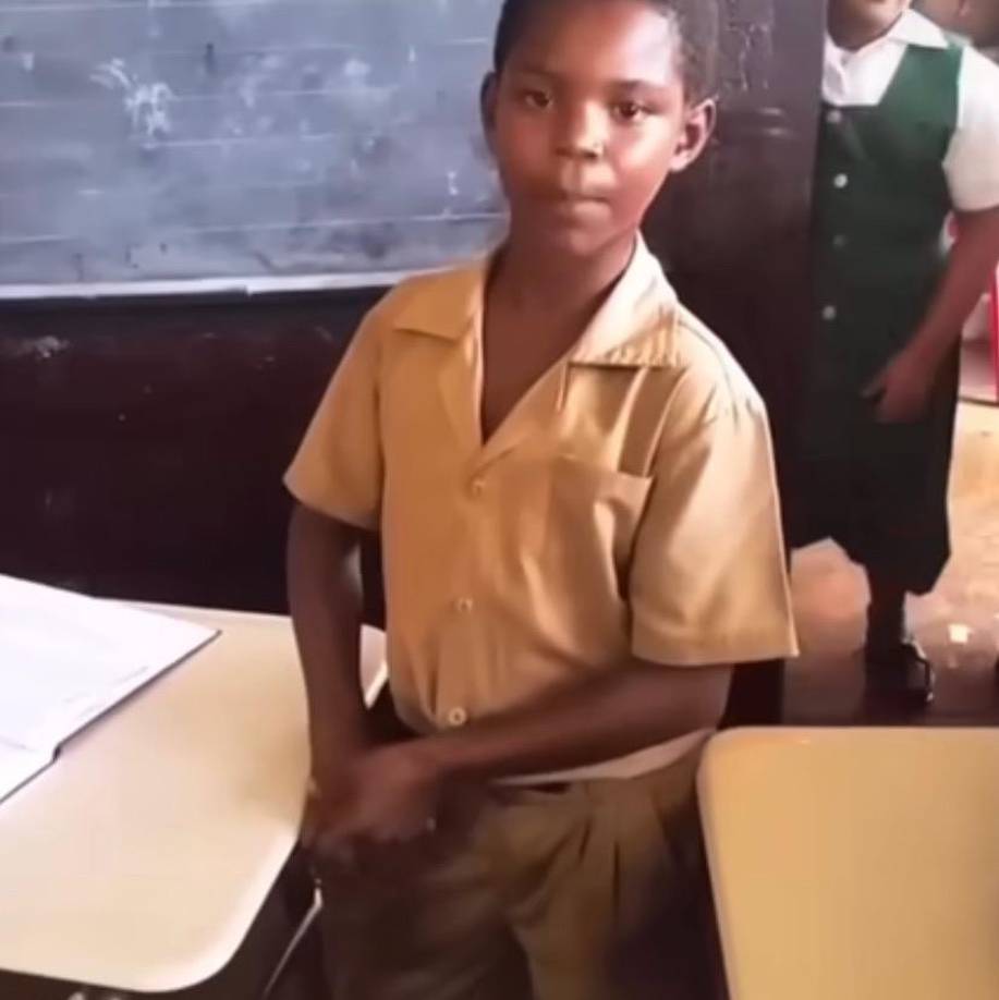 En el video, Ewears, quien se muestra muy tímido, canta “It’s a Beautiful Day”, una canción de Jermaine Edwards, también de Jamaica.