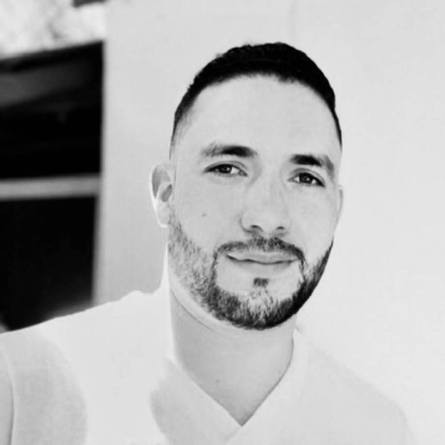 En las redes sociales, sus familiares y amigos lamentaron lo sucedido y pidieron a las autoridades esclarecer los hechos.