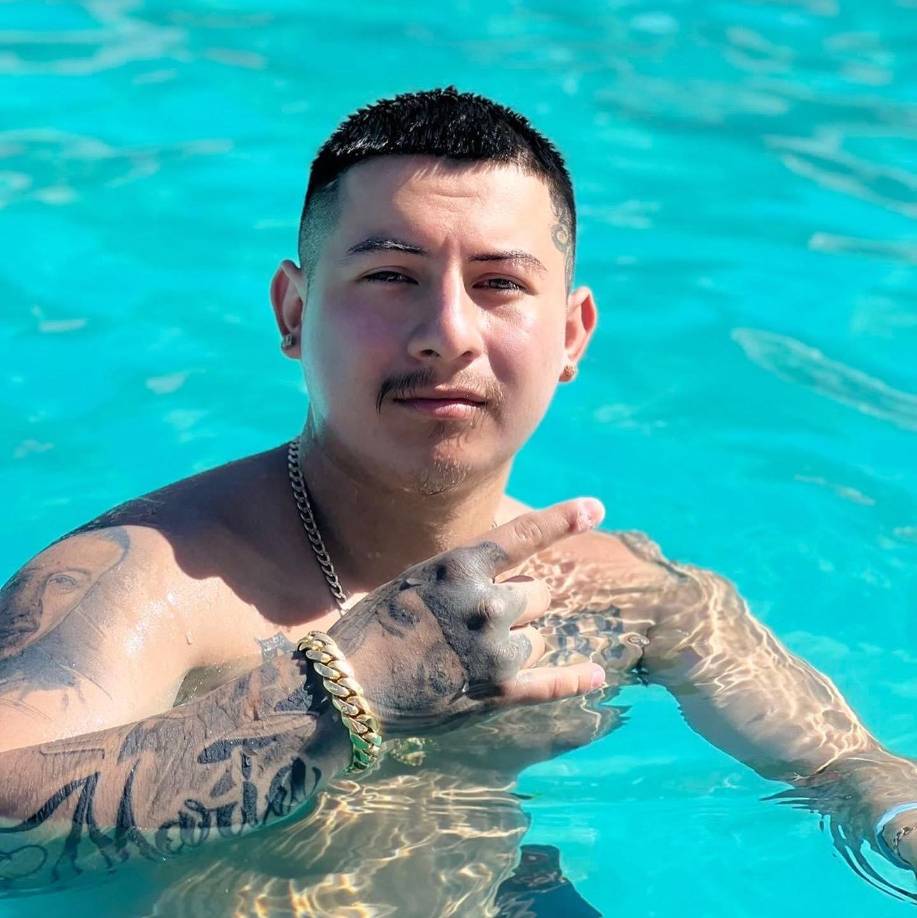 José Paredes le dijo a la policía que no recordaba lo que había sucedido. Cuando los agentes respondieron a la escena, Paredes tenía un arma.