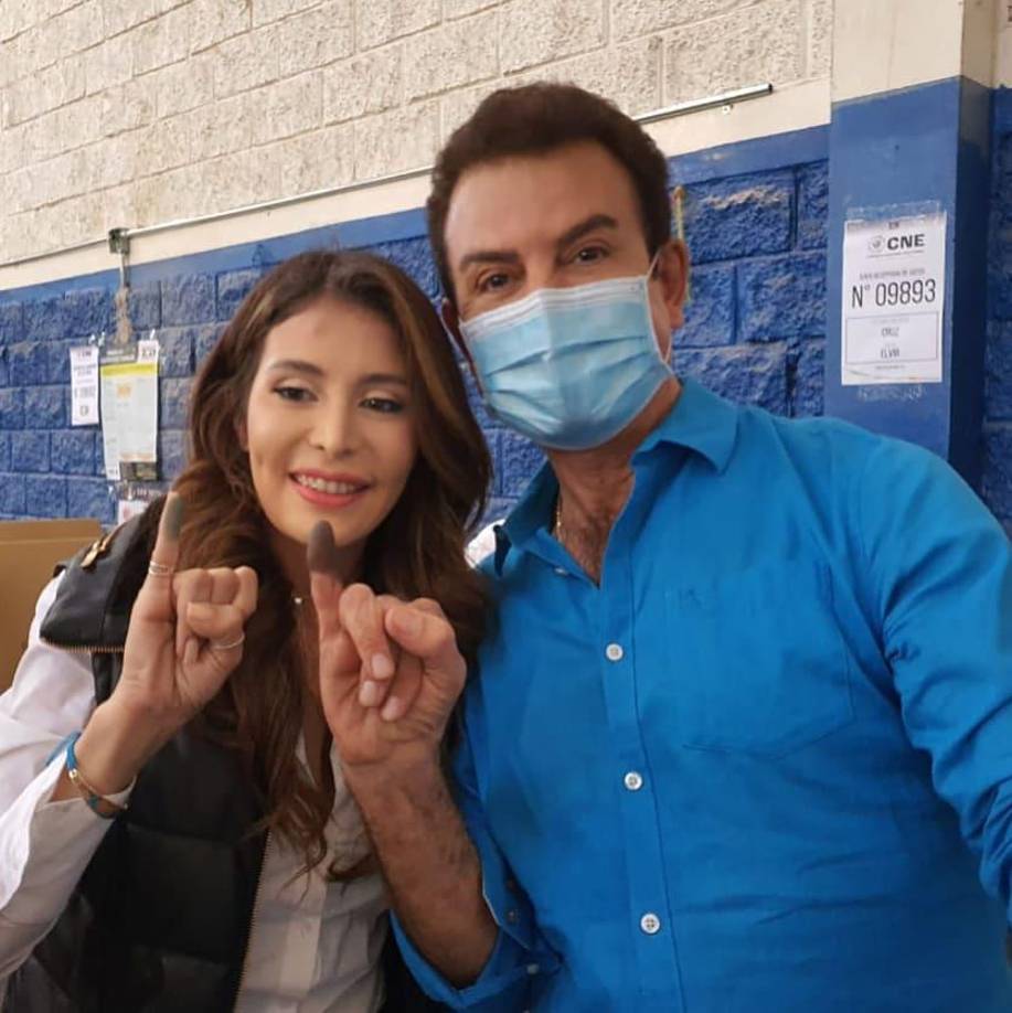 “Ya realizamos el sufragio #XiomaraPresidenta #IroshkaElvirDiputada #Casilla141 #PartidoSalvadordeHonduras raya continua por los candidatos a Diputados del Partido Salvador de Honduras”, solicitó Iroshka Elvir de Nasralla en su cuenta oficial de Facebook. 