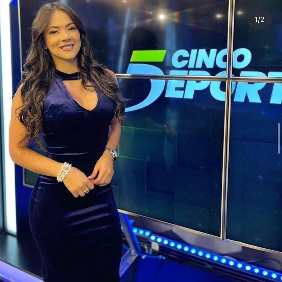 Además, brinda coberturas en partidos de la Liga Nacional como reportera de cancha. 