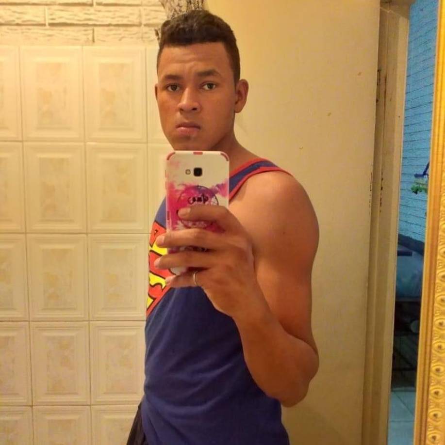 La muerte del joven policía ha provocado consternación en la comunidad de La Rosa, donde era muy conocido. 