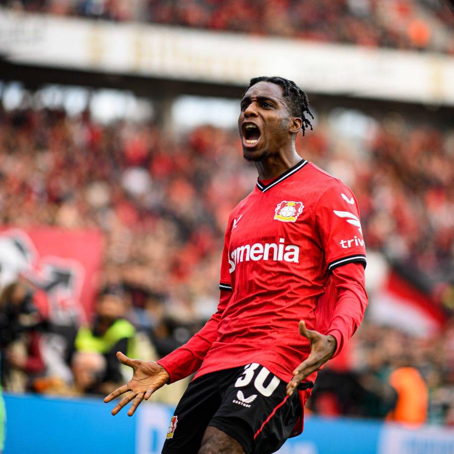 El Real Madrid y Manchester United se disputan el fichaje del lateral derecho Jeremie Frimpong, quien brilla en el Bayer Leverkusen.