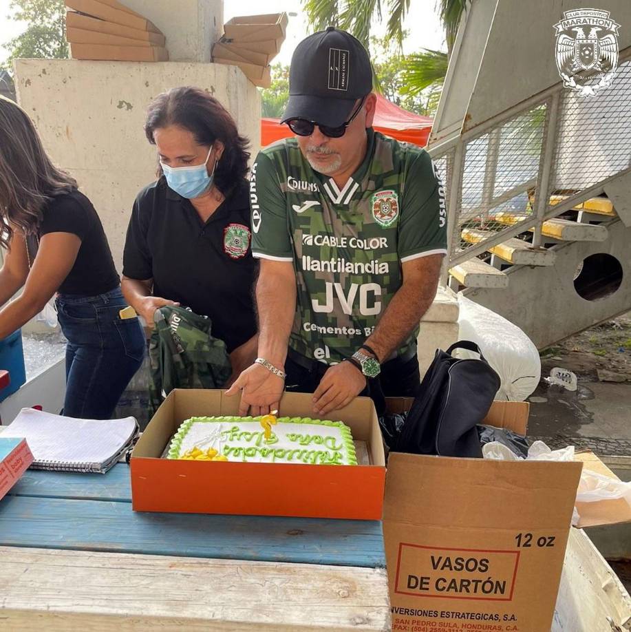 Orinson Amaya tuvo un gran gesto entregando unos obsequios a uno de los colaboradores del equipo en su cumpleaños.