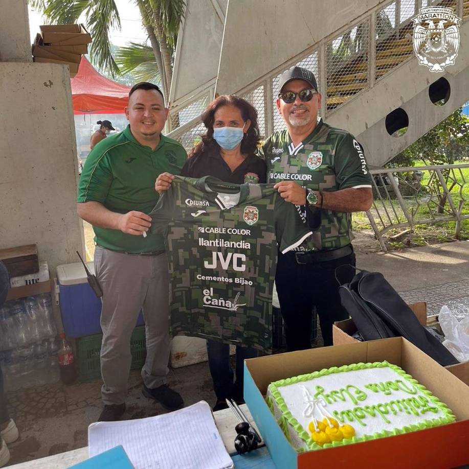 Orinson Amaya tuvo un gran gesto entregando unos obsequios a uno de los colaboradores del equipo en su cumpleaños.