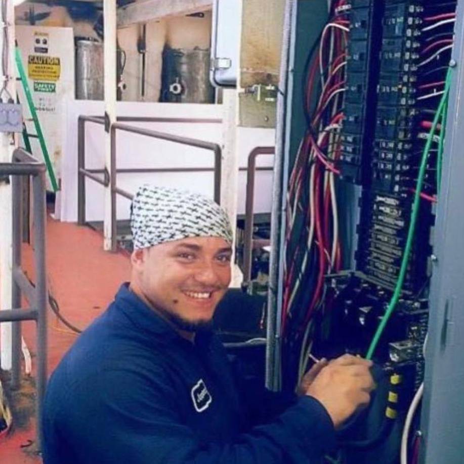 “La madre de él está completamente destrozada, ahorita le están poniendo medicamentos, hay que llevarla donde un doctor para que le ponga medicamentos porque ella está muy mal al saber que perdió a su único hijo, al que siempre la ayudaba a salir adelante en esta pobreza que se vive en Honduras”, reveló.