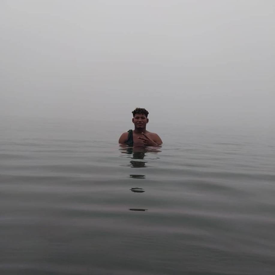 El cuerpo de Osmel quedó en medio del tronco del pesado y gran árbol.