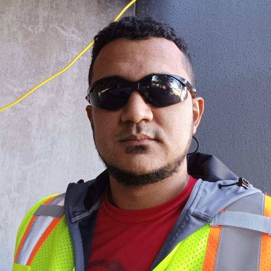 Marlon también es hondureño, originario de la aldea Guanacaste Bella Vista en la carretera que de El Progreso conduce a Tela.