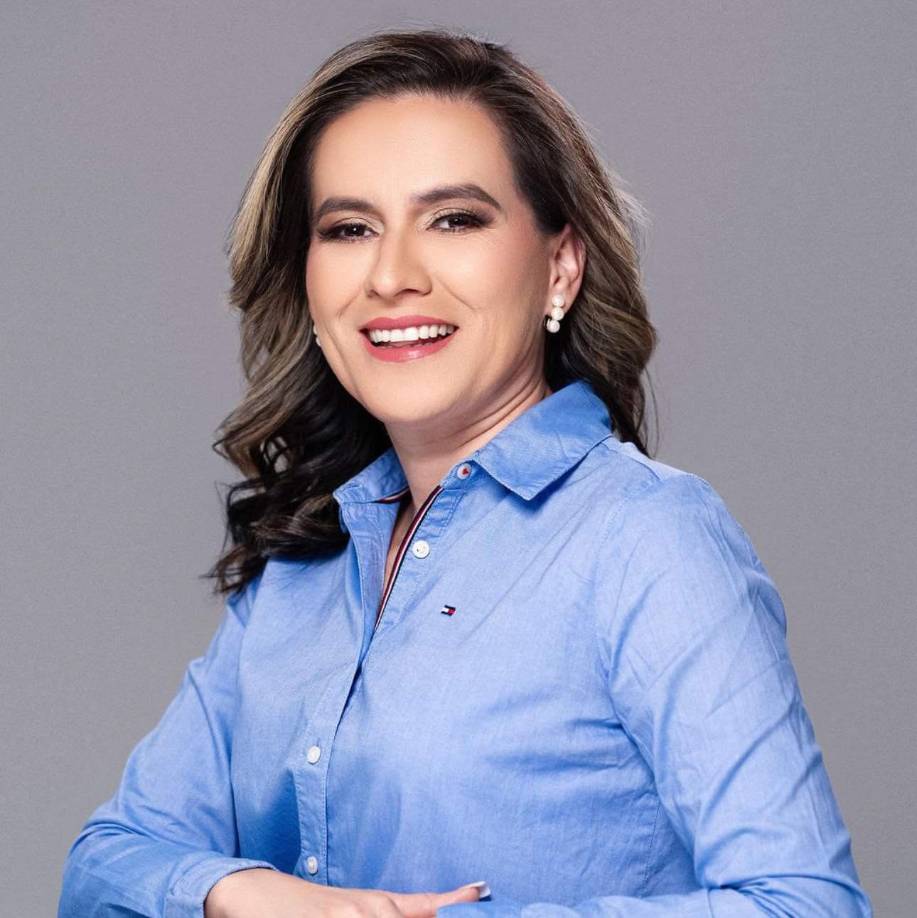 Mientras tanto, un equipo forense realizó el levantamiento de los cadáveres de las dos víctimas mortales de este trágico caso.