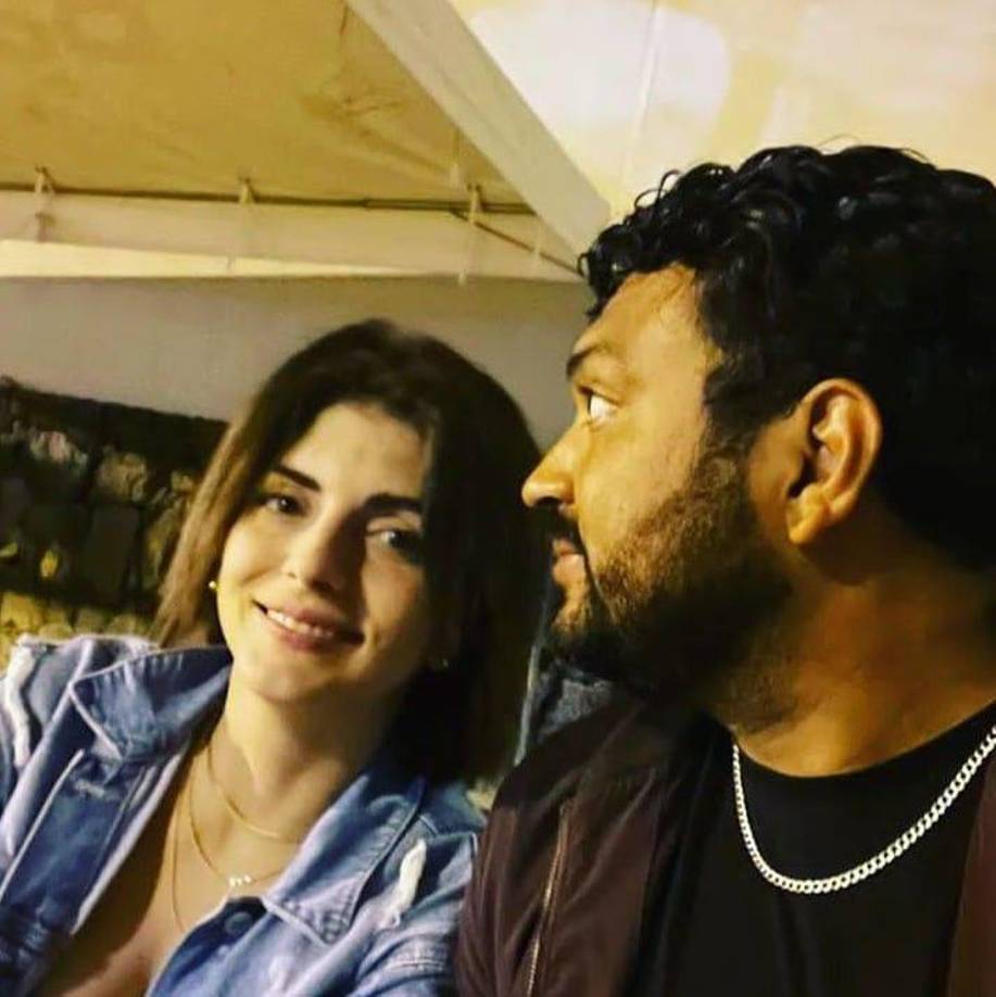 Vecinos de la colonia han compartido una versión que sugiere que el abogado fue asesinado tras sorprender a su esposa con un supuesto amante, quien presuntamente habría disparado contra él. Sin embargo, esta teoría aún no ha sido confirmada oficialmente por las autoridades.