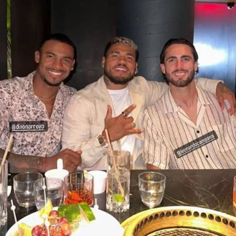 El venezolano Josef Martínez disfrutó la noche de festejos por el título de Inter Miami con los ecuatorianos Dixon Arroyo y Leonardo Campana.