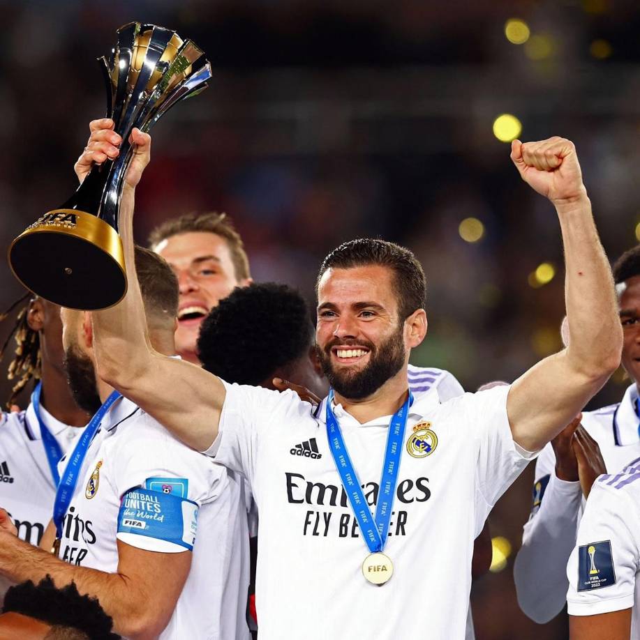 Nacho Fernández alzando el trofeo del Mundial de Clubes.